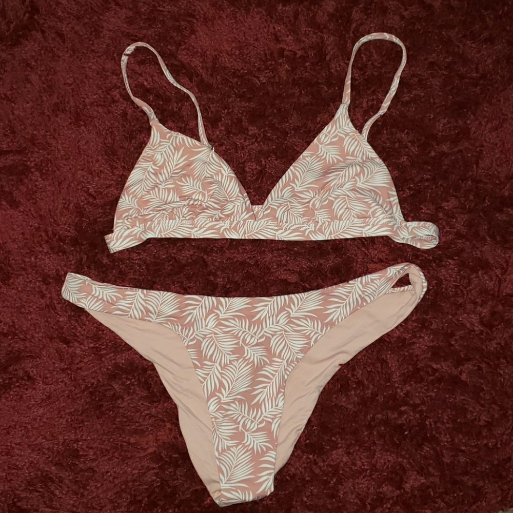 Bikini - Picture 2 of 2